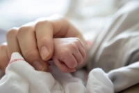 Các mốc phát triển của trẻ sinh non 0-18 tháng tuổi mẹ cần biết